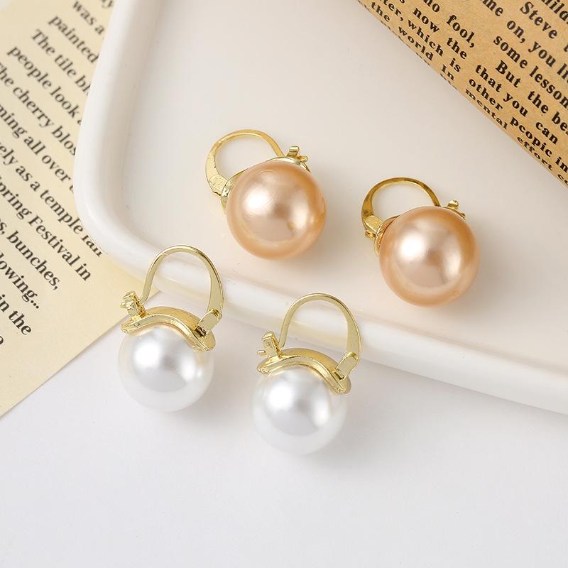 Elegant Pearl Ear Cuffs: Retro European & American Stud Earrings for Women – Trendy, High-End Style Ear Jewelry