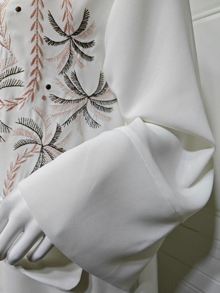 Elegant White Floral Embroidered Abaya Coat - Modern Middle Eastern Fashion