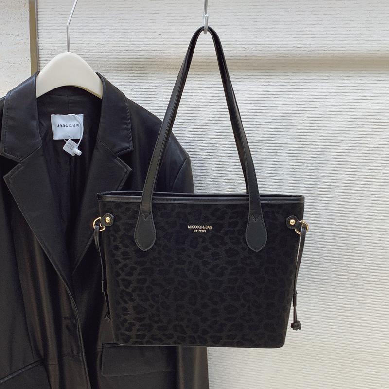 

Large-capacity bag women s new versatile leopard print shoulder armpit bag casual work commuter tote bag