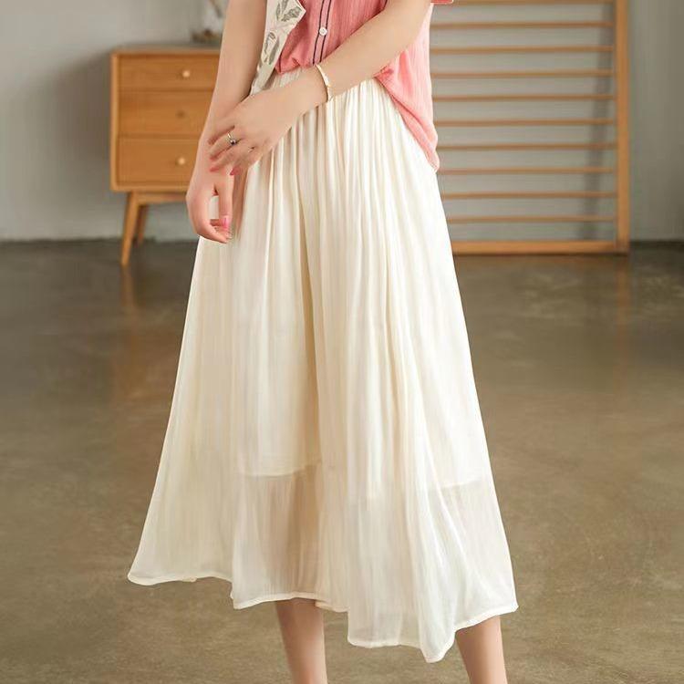 Элегантная и модная макси-юбка песочного цвета с высокой талией и складками на лето — фото 10