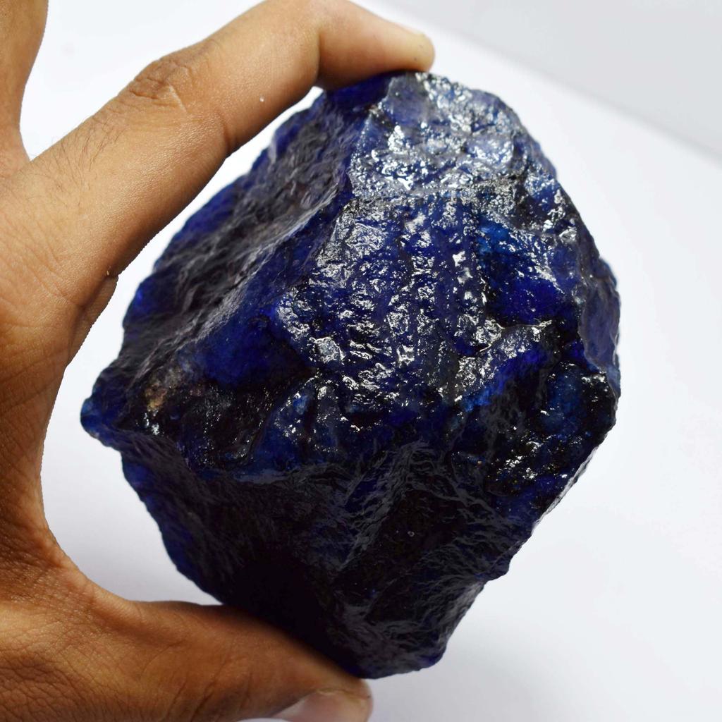 Přírodní modrý safír 2362,75 ct Hrubý Certifikovaný Volný Drahokam
