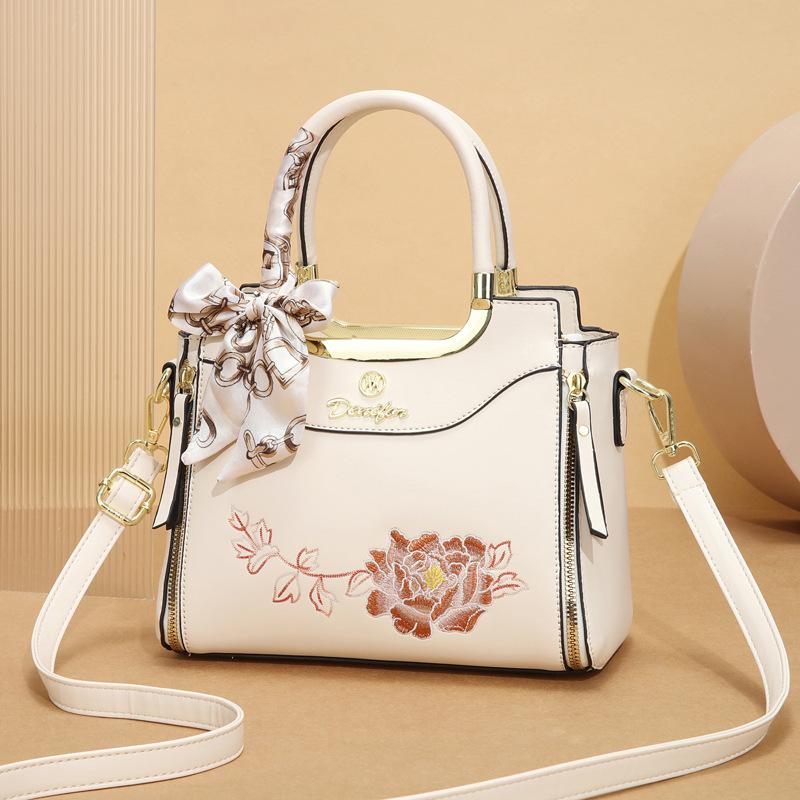 

Сумка Женская сумка-мессенджер Новая китайская сумка для мамы 2025 Новая вышивка легкая роскошь среднего возраста сумочка На одно плечо женская сумка тренд