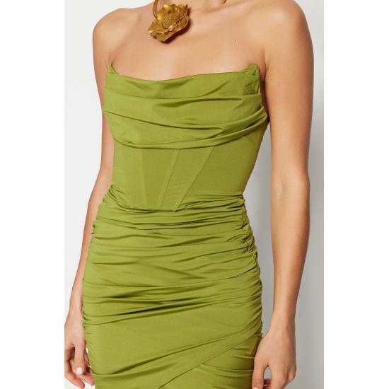 Figurbetontes, gefüttertes Kleid mit Korsett-Details