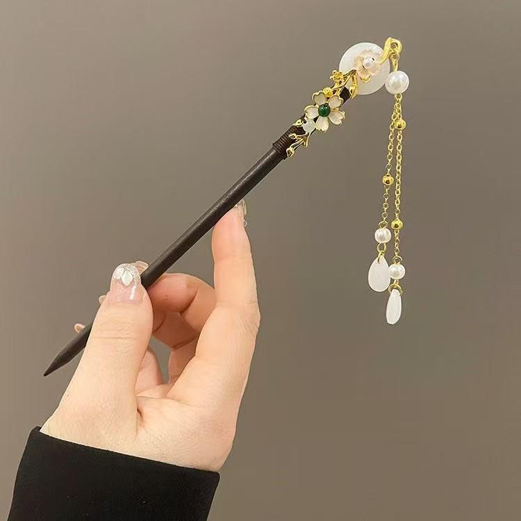 Sandalwood Women's Hairpin: Elegant Modern-Chinese Style Wooden Updo Stick