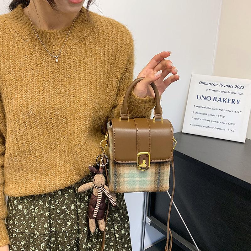 

Популярная в этом году женская сумка 2025 новая осенне-зимняя модная нишевая ручная сумка супер огонь на плечо кроссбоди маленькая квадратная сумка 14*7*15