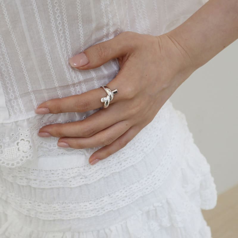 Monde Ligne Flowing knot ring