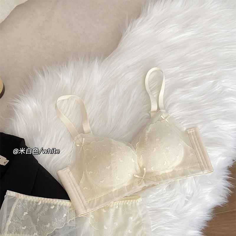 White Lace Wireless Bra with Bow Details and Scalloped Neckline S белый
