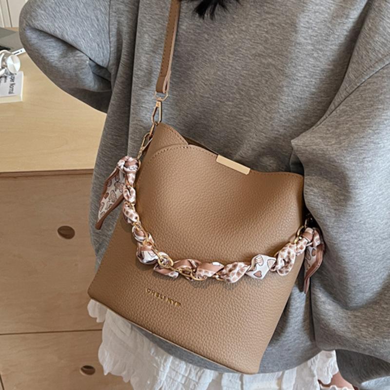 Handheld bucket bag women's 2025 new shoulder Korean version messenger bag popular commuter niche design simple handbag