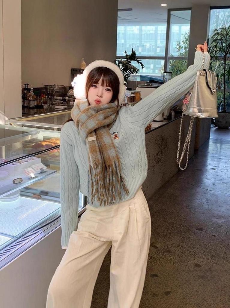 Women's Gray Little Bear Sweater: High-End Korean-Style Knit Top for Autumn/Winter 2025.