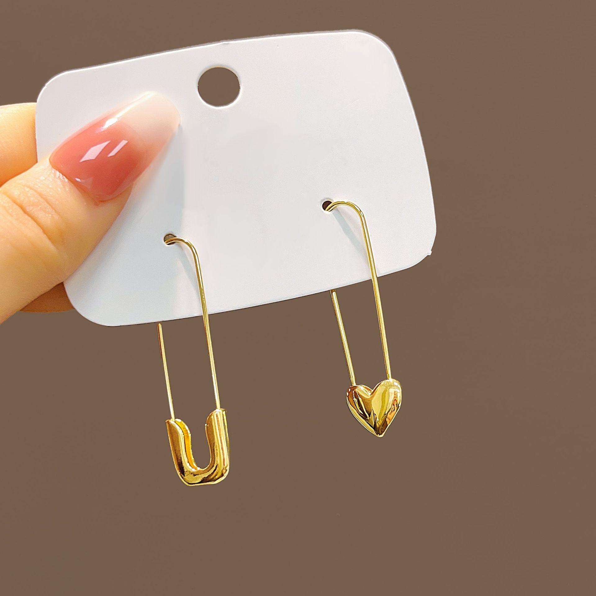 

Irregular Paper Clip Love Earrings, Simple Cold Wind Studs, Geometric Metal Wind Earrings, Women