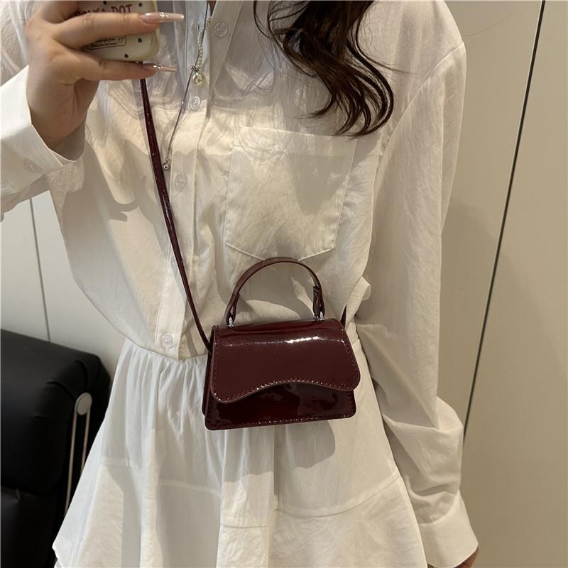 Retro versatile contrasting color handbag women's 2025 spring new fashion trend commuter shoulder messenger small square bag