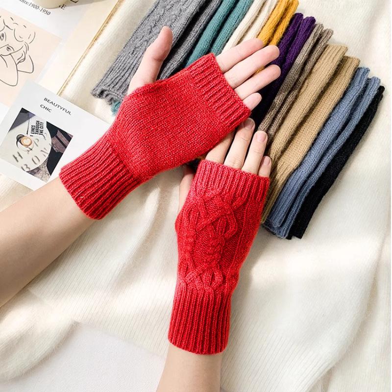 

Женский зимний вязаный берет с теплой флисовой подкладкой, защитой ушей и перчатками - Мода для среднего и пожилого возраста