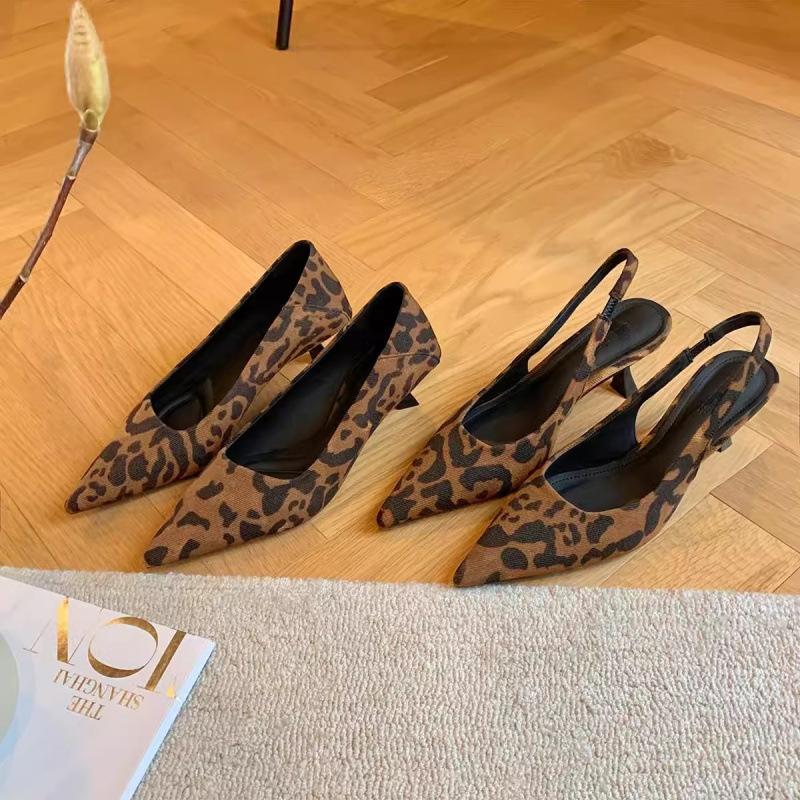 

Temperament small pointed patent leather shallow mouth empty elegant two wear kitten and sandals female spring 40