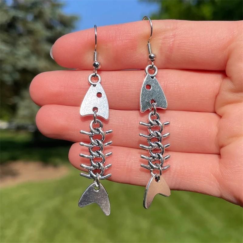 Minimalist Silver Fishbone Necklace With Moon Pendant For Casual Wear And Fashion Lovers