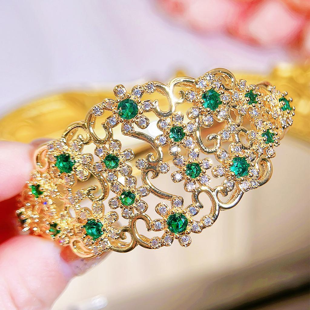 2026 European and American Retro Engraved Lace Emerald Design Bracelet Light Luxury High-end Wedding Bracelet Stacked