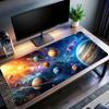 Tapis de Souris Thème Planète Galaxie Grand Tapis de Bureau pour Ordinateur, Jeu, Bureau Caoutchouc Antidérapant Bords Cousus Tapis de Clavier 90x40 XXL Tapis de Bureau
