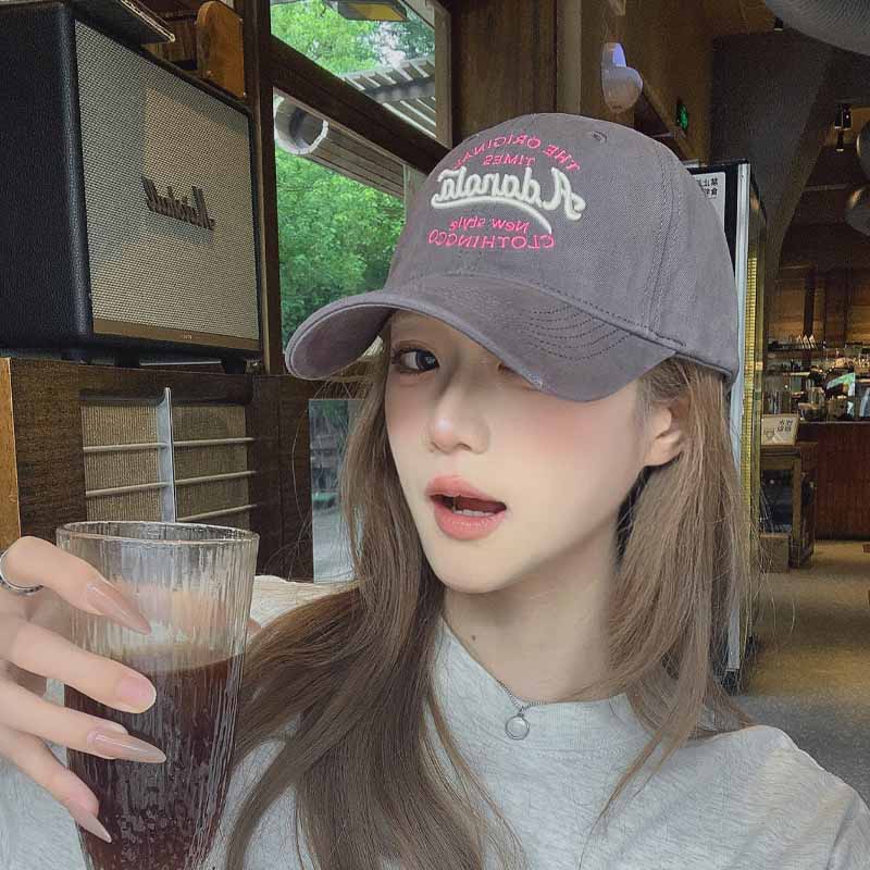 Embroidered letter baseball cap, three-dimensional retro fashionable soft top duckbill cap, adjustable for men and women