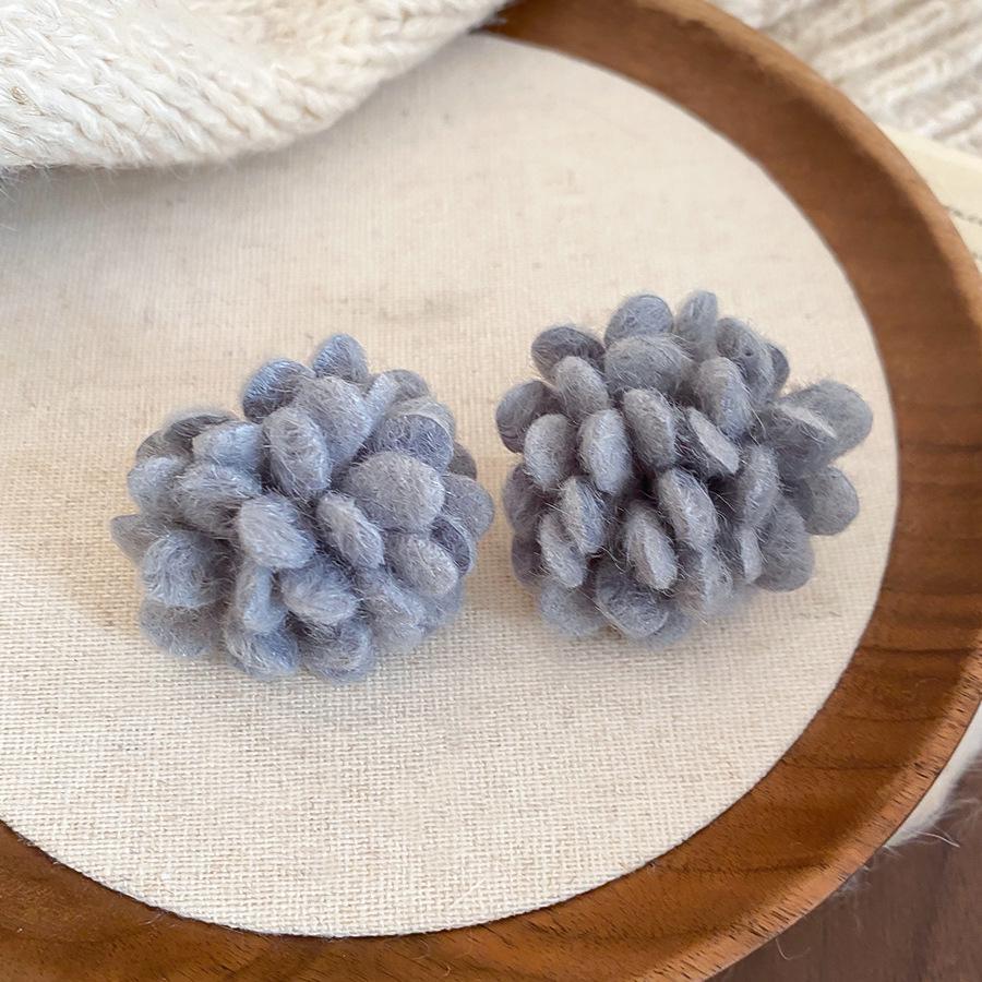 

Silver Needle Knitted Woolen Flower Stud Earrings - Autumn Winter Fresh Vacation Style, Sweet High-End Fashion Niche Jewelry