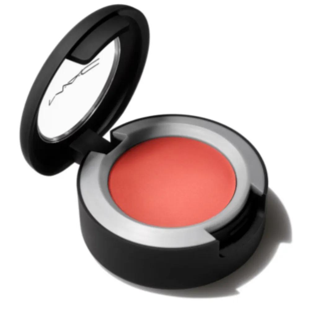 MAC So Hot Right Now Powder Kiss Eyeshadow Girlfriend