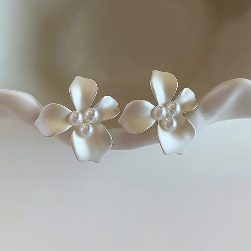European and American pearl flower stud earrings white colored petal earrings women's high sense light luxury temperament niche earrings