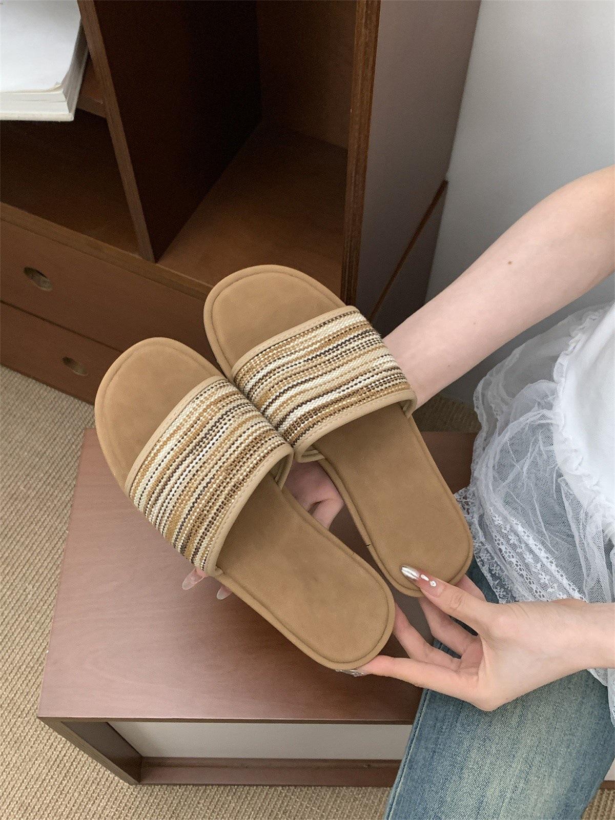 

Flat-bottomed vacation beach shoes one-word slippers women s shoes outer wear 2025 summer retro woven Roman sandals 40
