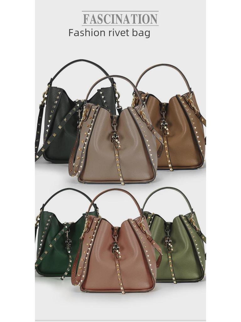 Kabelka typu bucket z pravé kůže s nýty a designem tygří hlavy