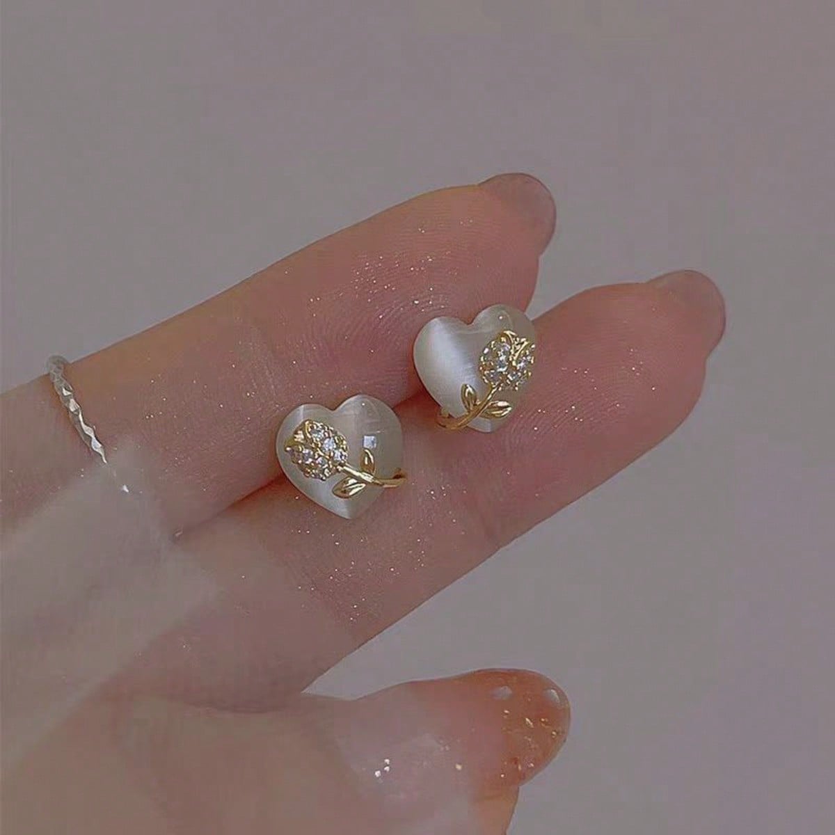 

1 Pair of Elegant Synthetic Zircon Tulip Heart-shaped Earrings, Women s Daily Simple Earrings, Suitable for Daily Wearing and Holiday Gift Giving золотий