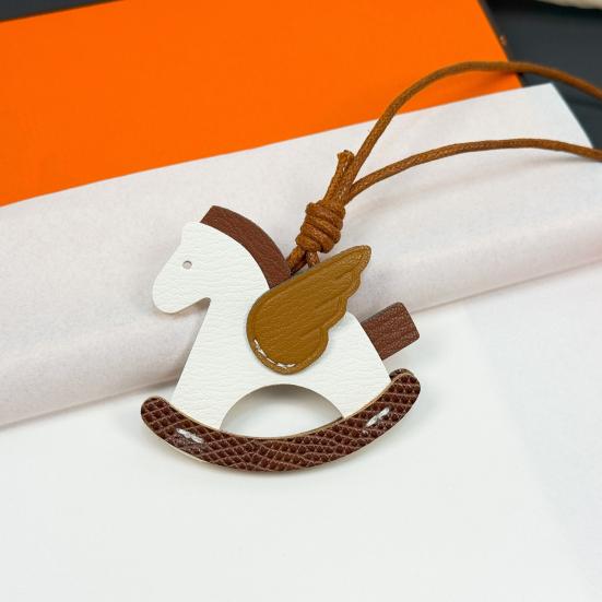 Väskhänge Miljövänlig Gunghästnyckelring i konstläder med repsnodd Vingdesign Väskor Biltillbehör