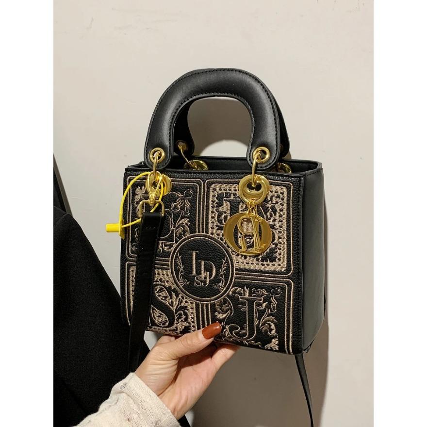 Retro Embroidery Ladies Handbag Fashion Splicing Collision Girls Shoulder Bag Light Luxury Hundred Slant Cross Bag