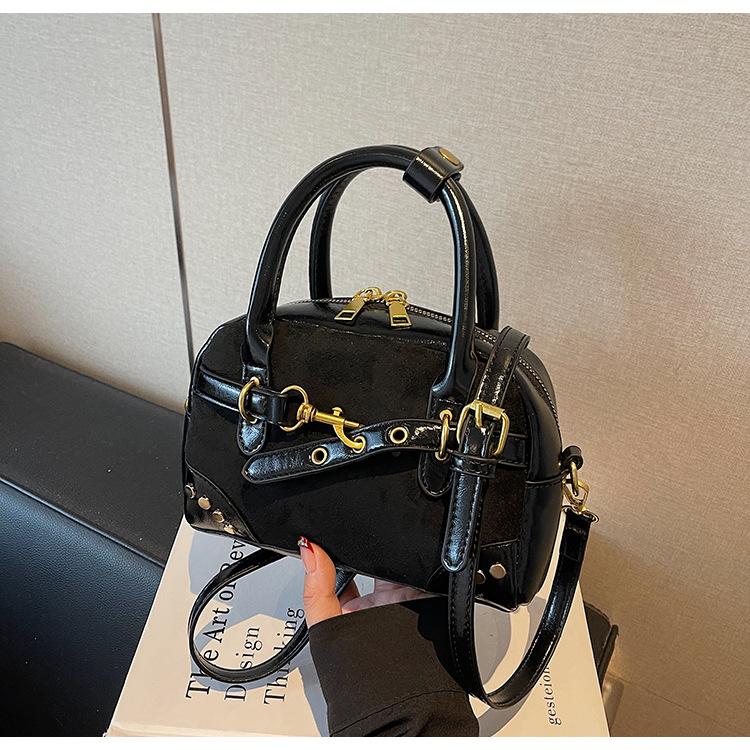 

Вместительная ретро-сумка женская 2025 новая простая и модная универсальная портативная сумка-ракушка нишевая на плечо/кроссбоди чёрный