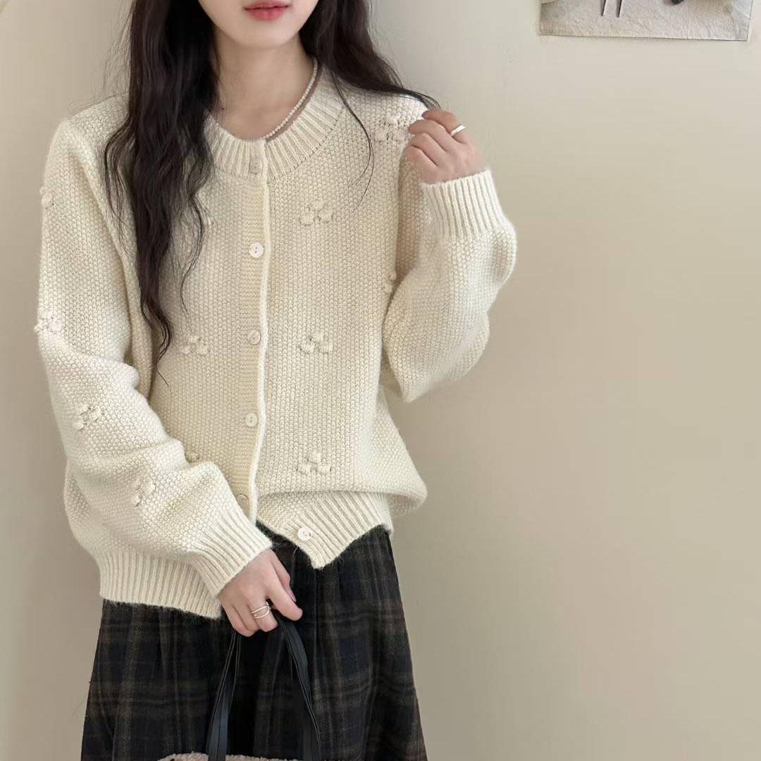 

Autumn and Winter New Japanese Retro Heavy Industry Three-dimensional Flower Knitted Cardigan Women s Gentle Style Loose and Slimming Sweater Jacket One size fits all брудно-білий