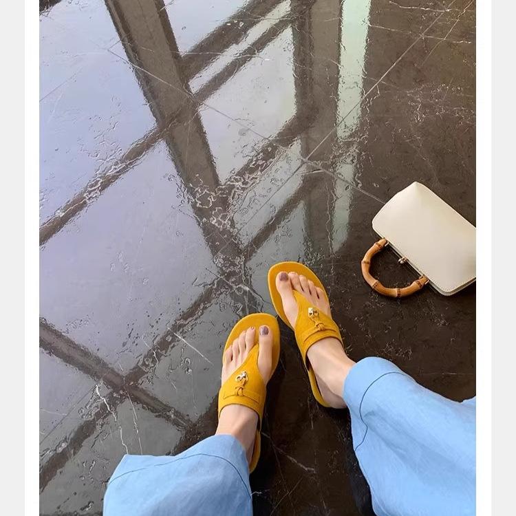 

French flip-flops shoes women s summer 2025 new fashion beach flat heel fringed lock sandals 40 жёлтый