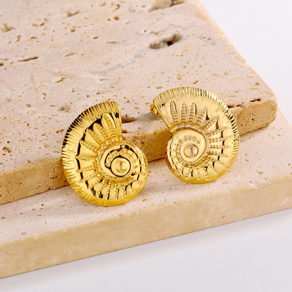 Light luxury earrings temperament niche design feeling maple leaf earrings titanium steel plated 11k gold Internet celebrity electroplated earrings