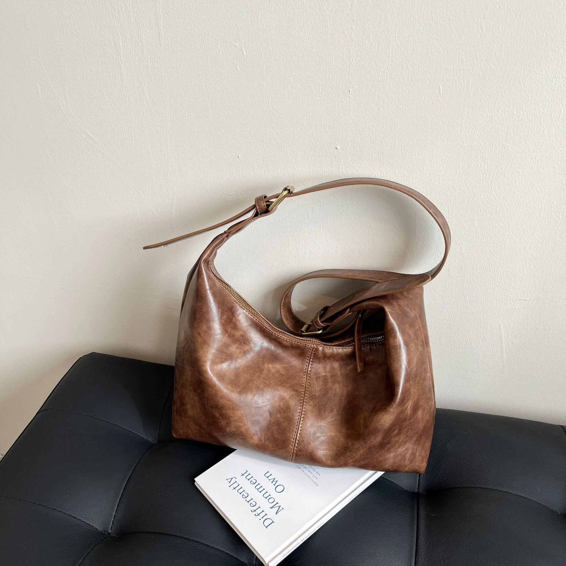 

Винтажная сумка с мягкой передней частью большой вместимости женская 2025 новая осенне-зимняя универсальная сумка-мессенджер модная плечевая сумка для通勤 хаки