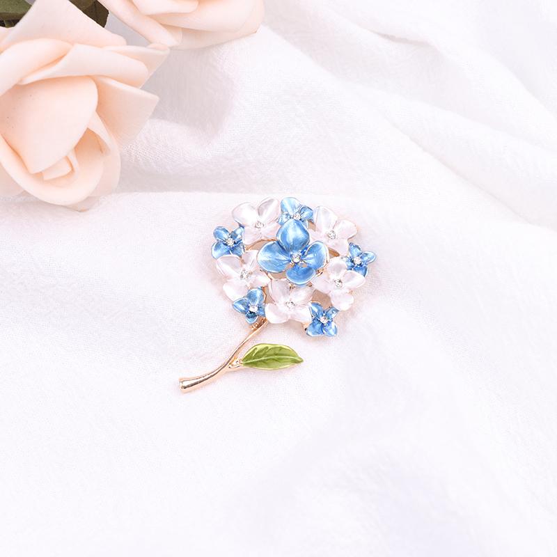 Creative Literary Hydrangea Plant Flower Brooch Ladies Western Pin Sweater Brooch Jewelry Accessories