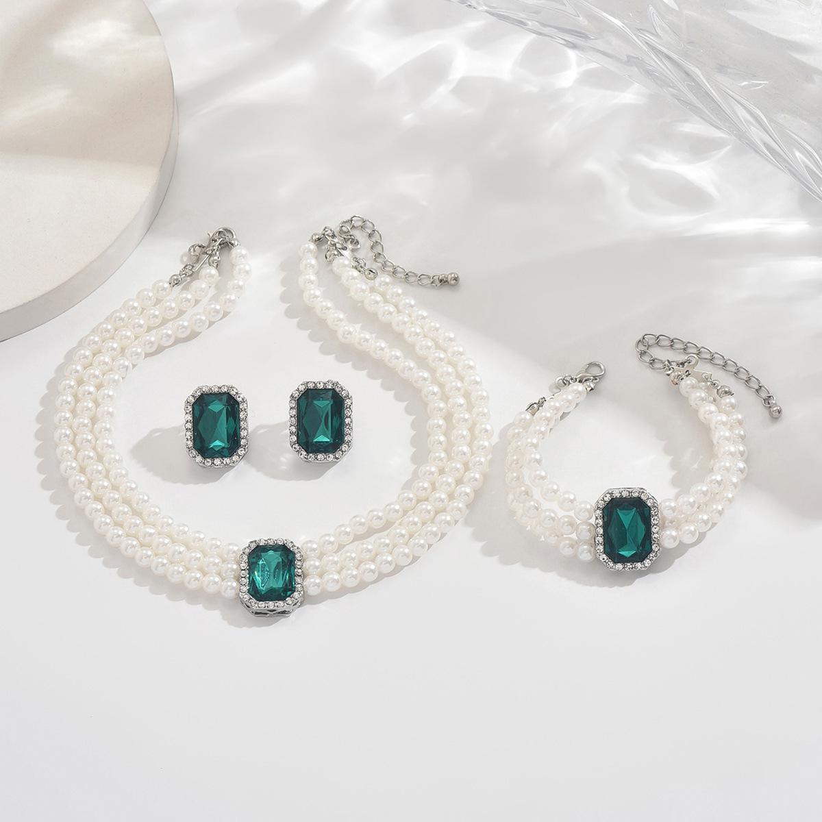 Emerald Retro Set: Elegant Forest-Inspired Evening Jewelry for a Noble Look.