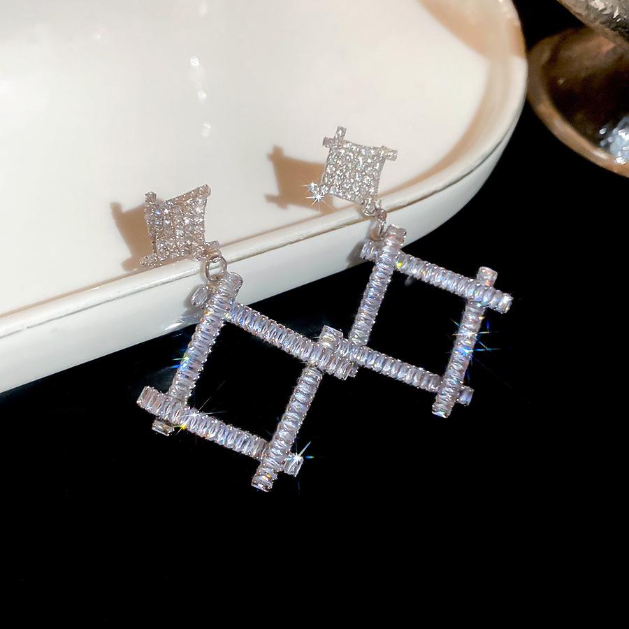 Silver Needle Rhinestone Rhombus Earrings - Elegant, High-End, and Fashionable Studs with a Unique Design.