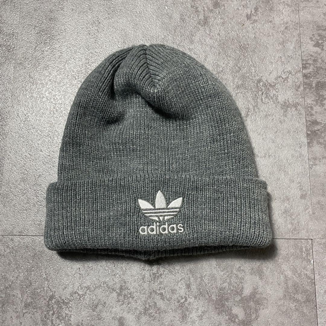 

[Б/У] Серая вязаная шапка с вышитым логотипом adidas Trefoil