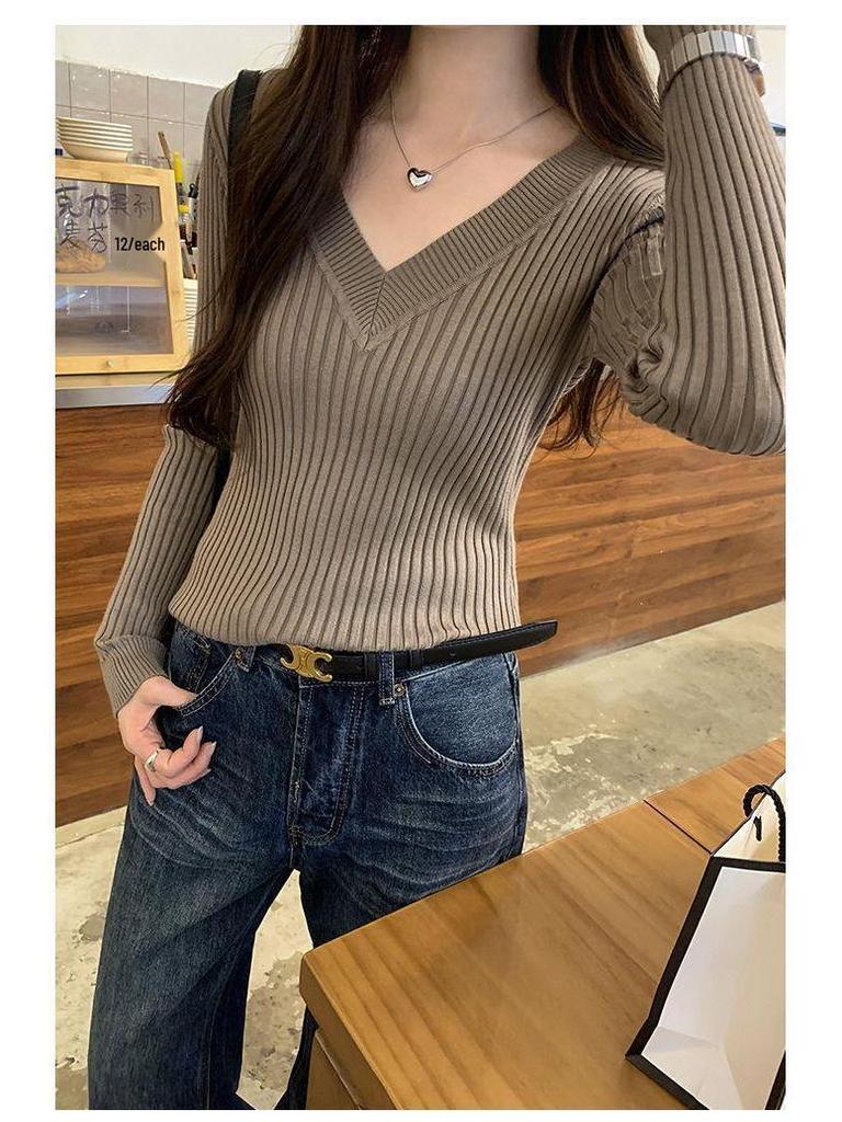 Chic V-neck Slim-Fit Long-Sleeve Knit Sweater for Women - Perfect for Autumn and Winter.