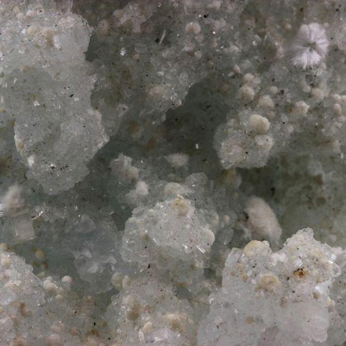 Pierres et Minéraux. Okenite + Prehnite + Apophyllite. 1110.90 ct. Nashik District, Maharashtra, Inde.