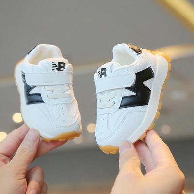 Sapatos de Aprendizagem para Bebês de Sola Macia Outono 2023 - Sapatos Esportivos Brancos para Meninos e Meninas (1-2 anos) Estilo Forrest Gump