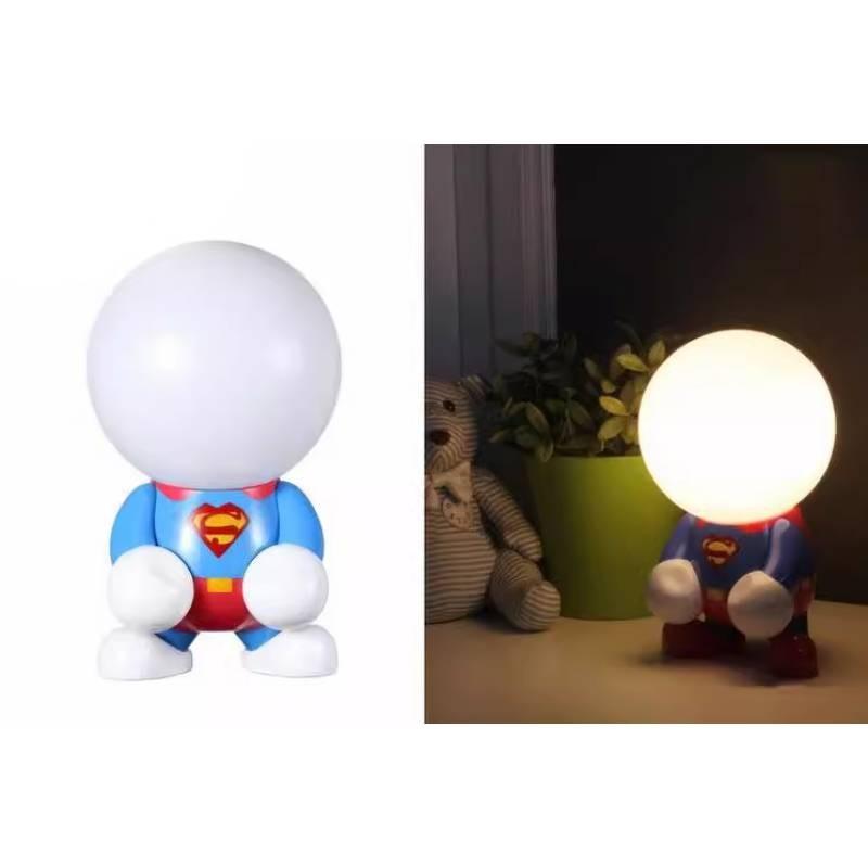 Superhrdinská kreslená LED stolní lampa s úsporným světlem pro výzdobu dětské ložnice