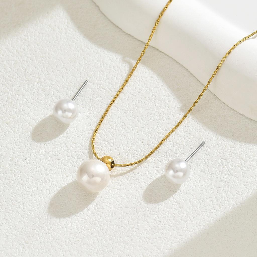 Ladies Pearl Necklace & Ear Stud Jewelry Set