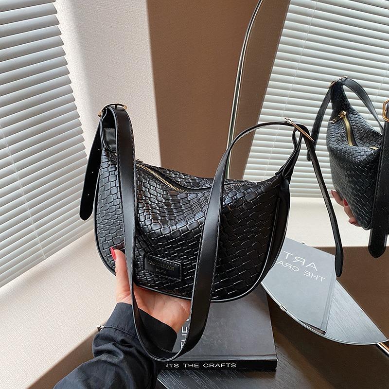 Autumn New Woven Personalized Portable Oblique Straddle Bag Fashionable Versatile Women's Underarm Shoulder Bag