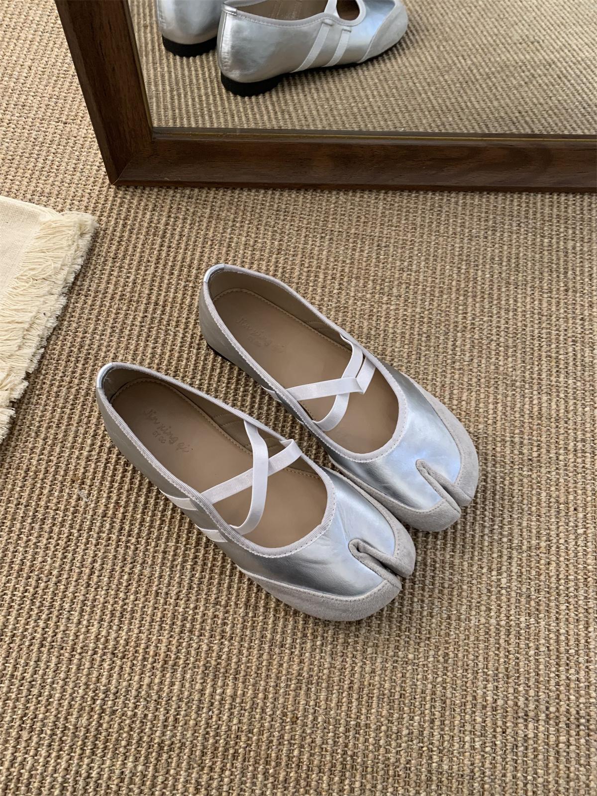 

Модные кроссовки IPPEUM Tabi Черные Красные С раздельным носком Балетки Женские из искусственной кожи Мэри Джейн 250 серебряный