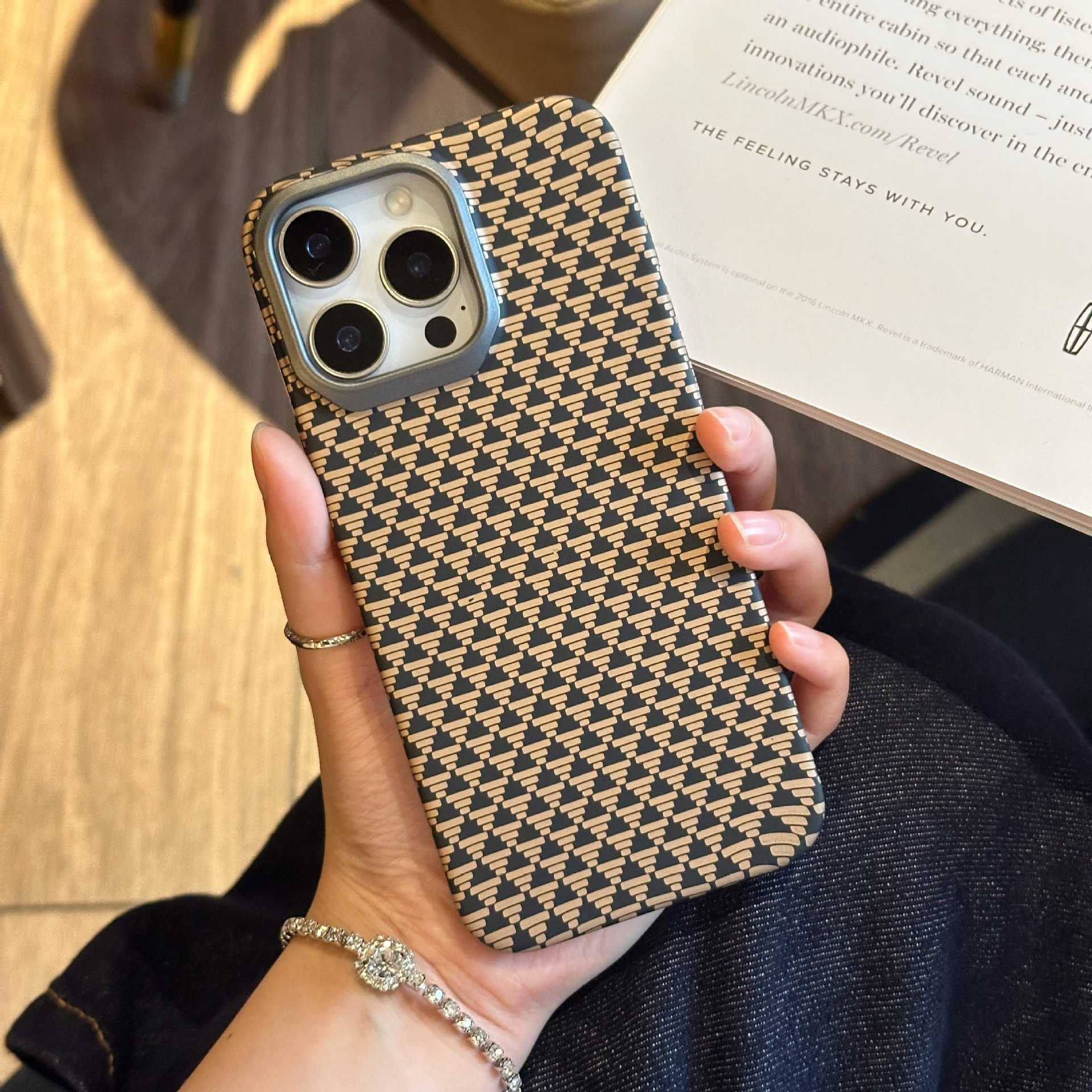 Applicable to Apple 17 Mountain Kevlar Carbon Fiber Skin Sensing Mobile Phone Case iPhone16PROMAX Metal Lens iPhone 17