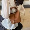 This year's popular high-end fashion handbag women's 2025 Korean version of the new simple casual bucket messenger bag women