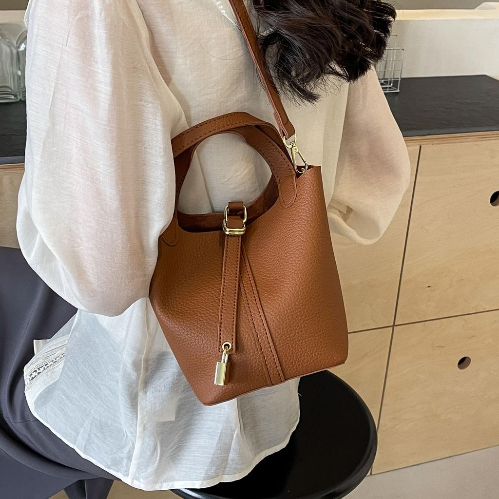 This Year's Popular High-end Fashion Handbag Women's 2025 Korean Version of the New Simple Casual Bucket Messenger Bag Women