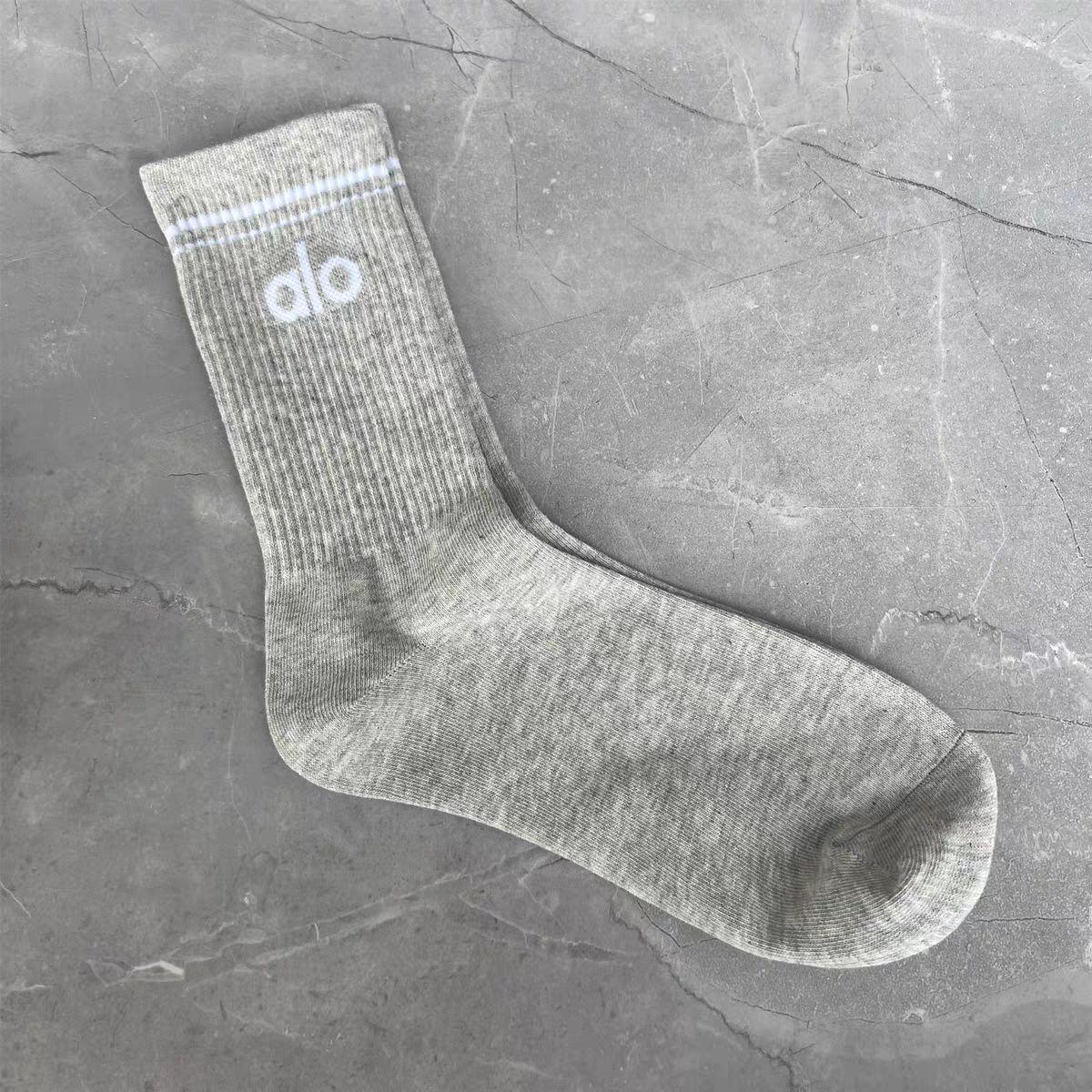 

Унисекс хлопковые спортивные носки до середины икры Alo Yoga - 80% хлопок, модные, для круглогодичного использования. One Size серый