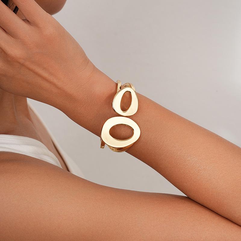 Interlocking Ring Open Bangle - European & American Light Luxury Design for Women